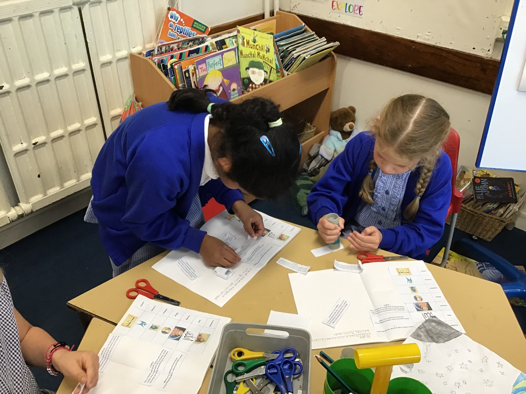 Children matching text to pictures