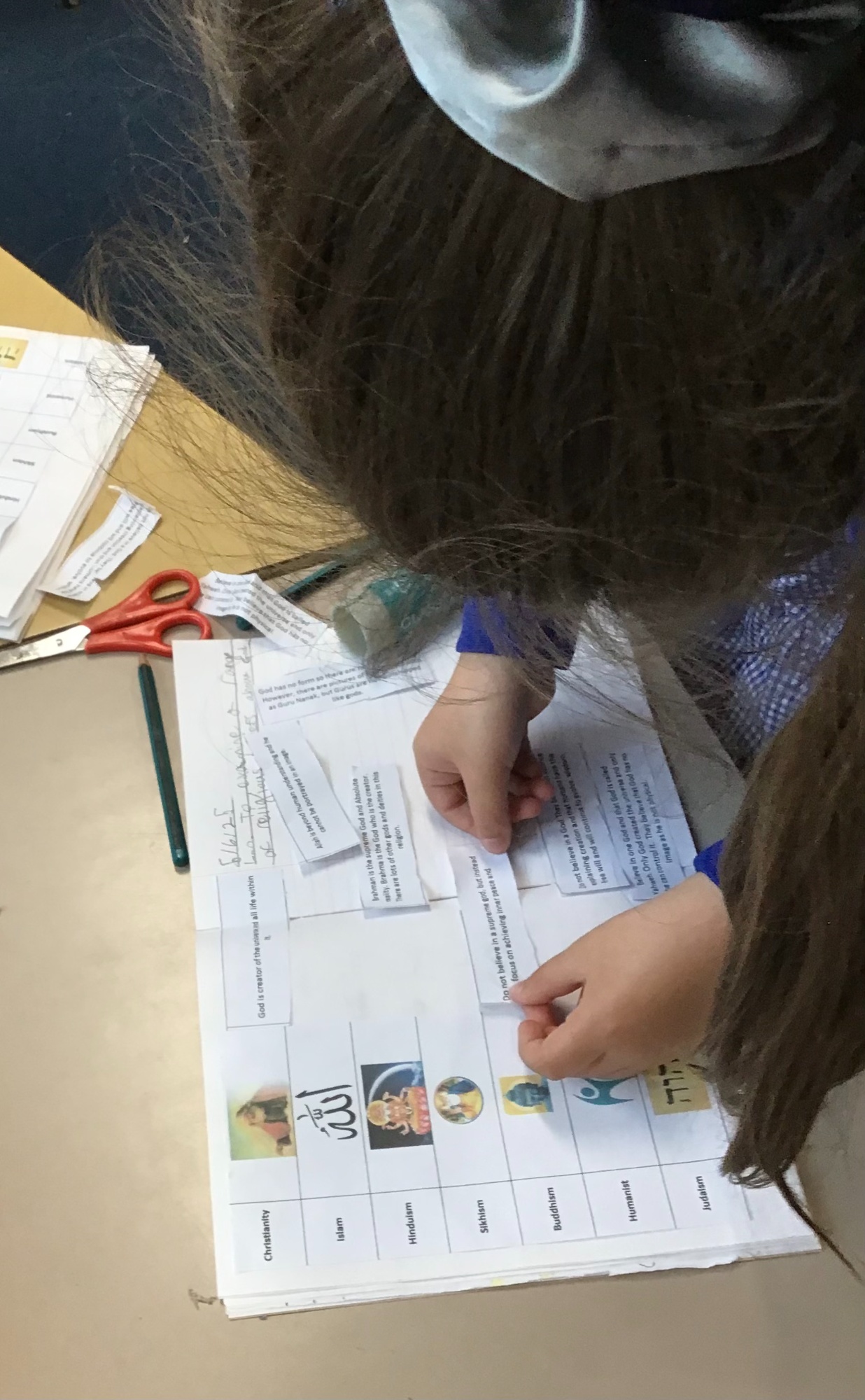 Children matching text to pictures